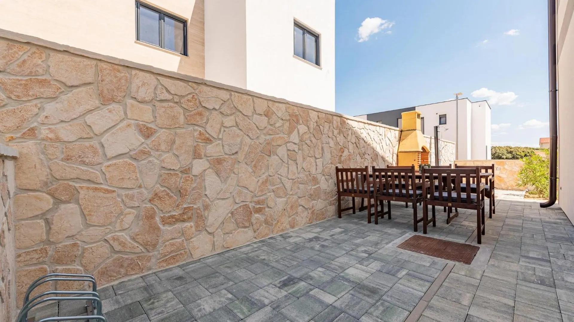 3 Bedroom Lovely Apartment In Mandre