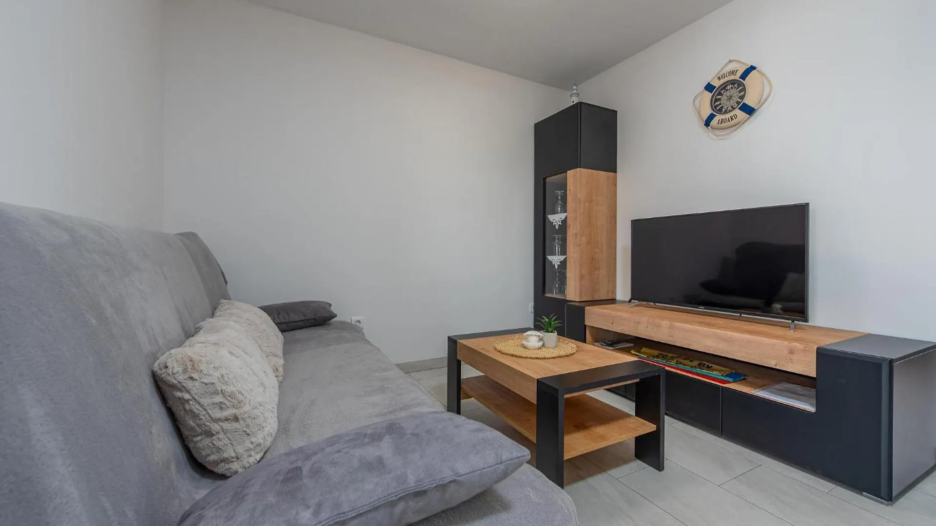 3 Bedroom Lovely Apartment In Mandre