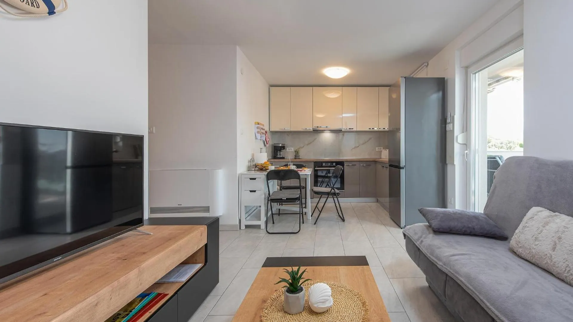 3 Bedroom Lovely Apartment In Mandre