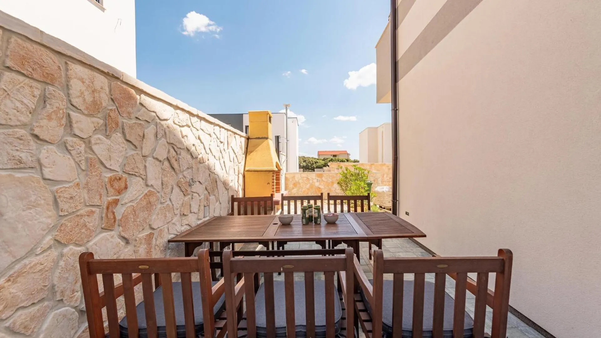 3 Bedroom Lovely Apartment In Mandre 0*,