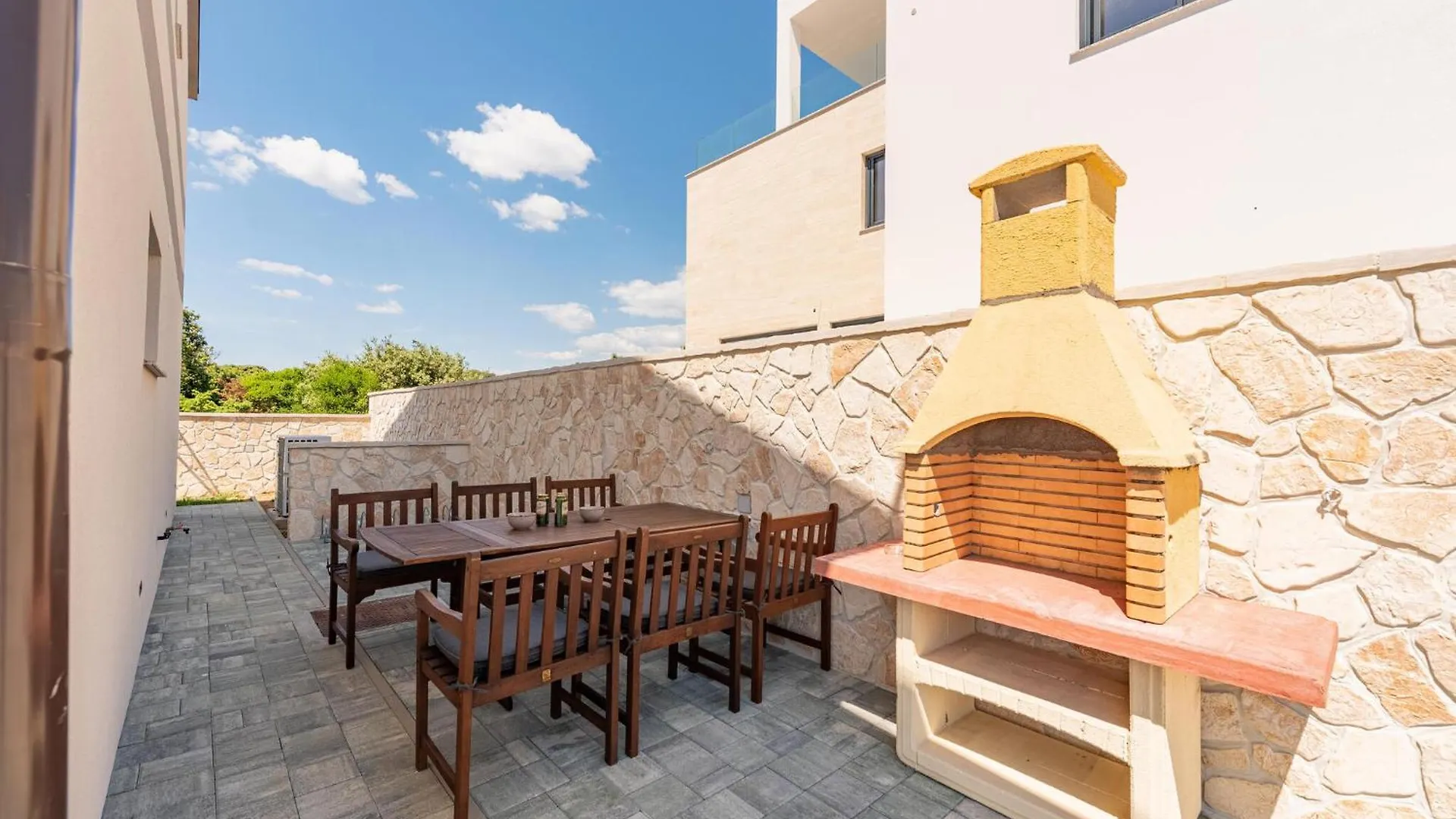 3 Bedroom Lovely Apartment In Mandre