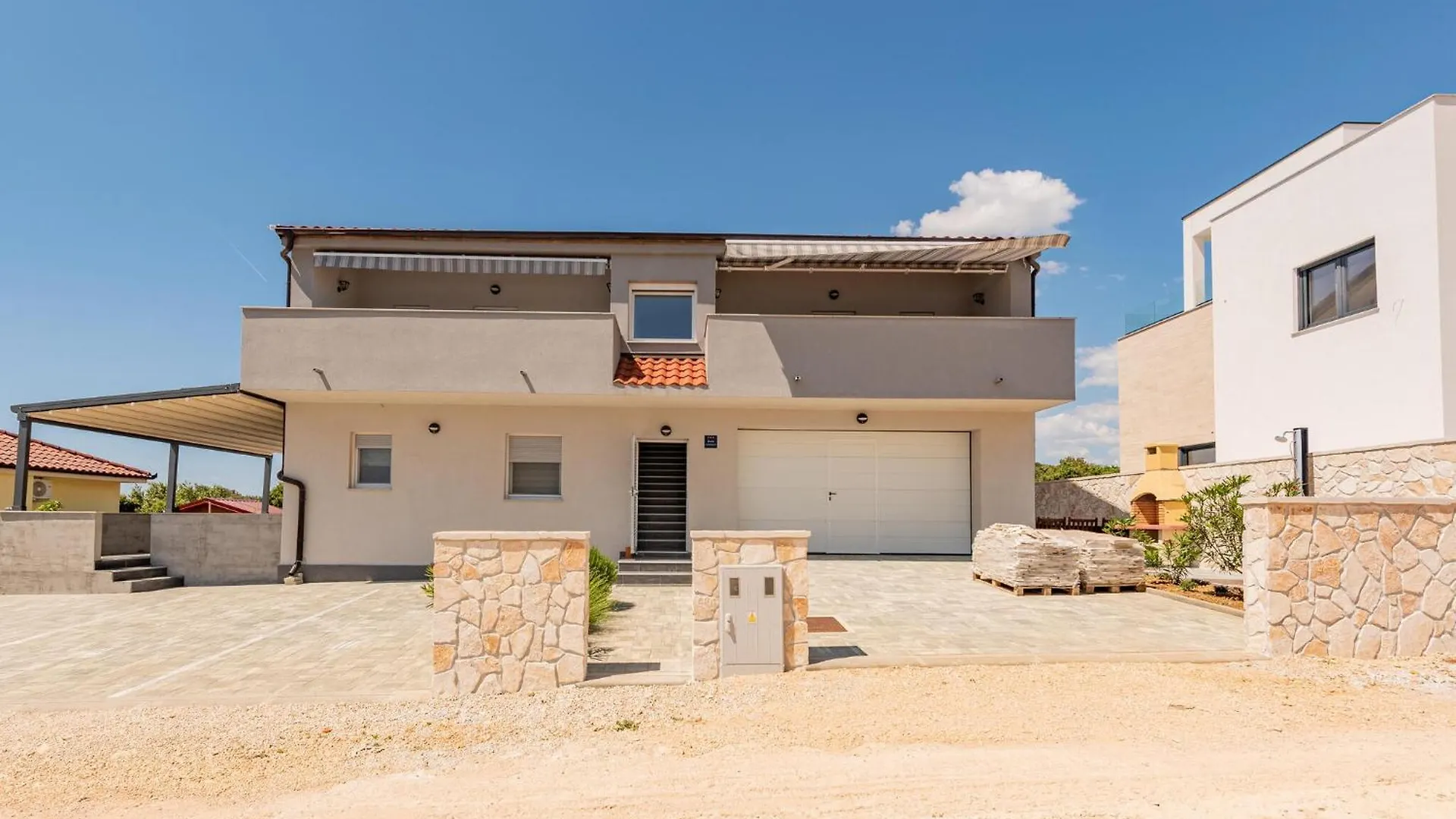 3 Bedroom Lovely Apartment In Mandre