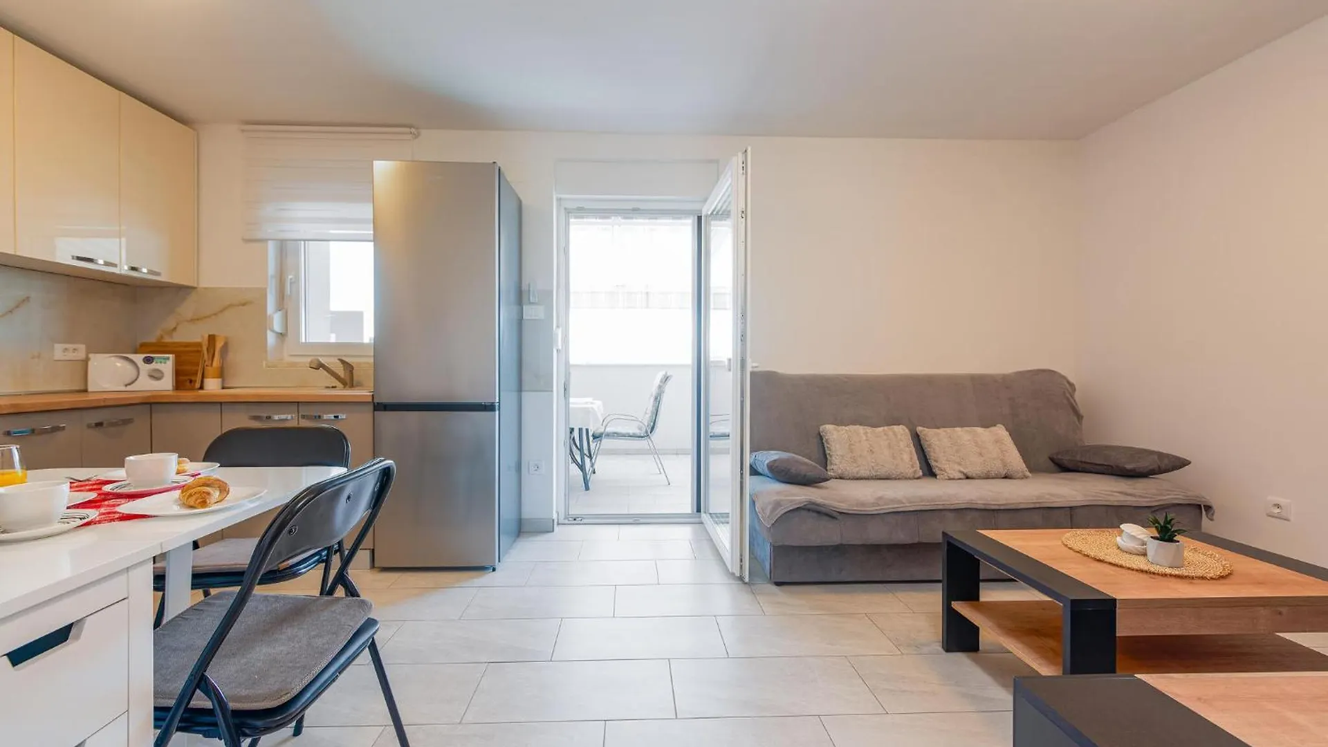 3 Bedroom Lovely Apartment In Mandre