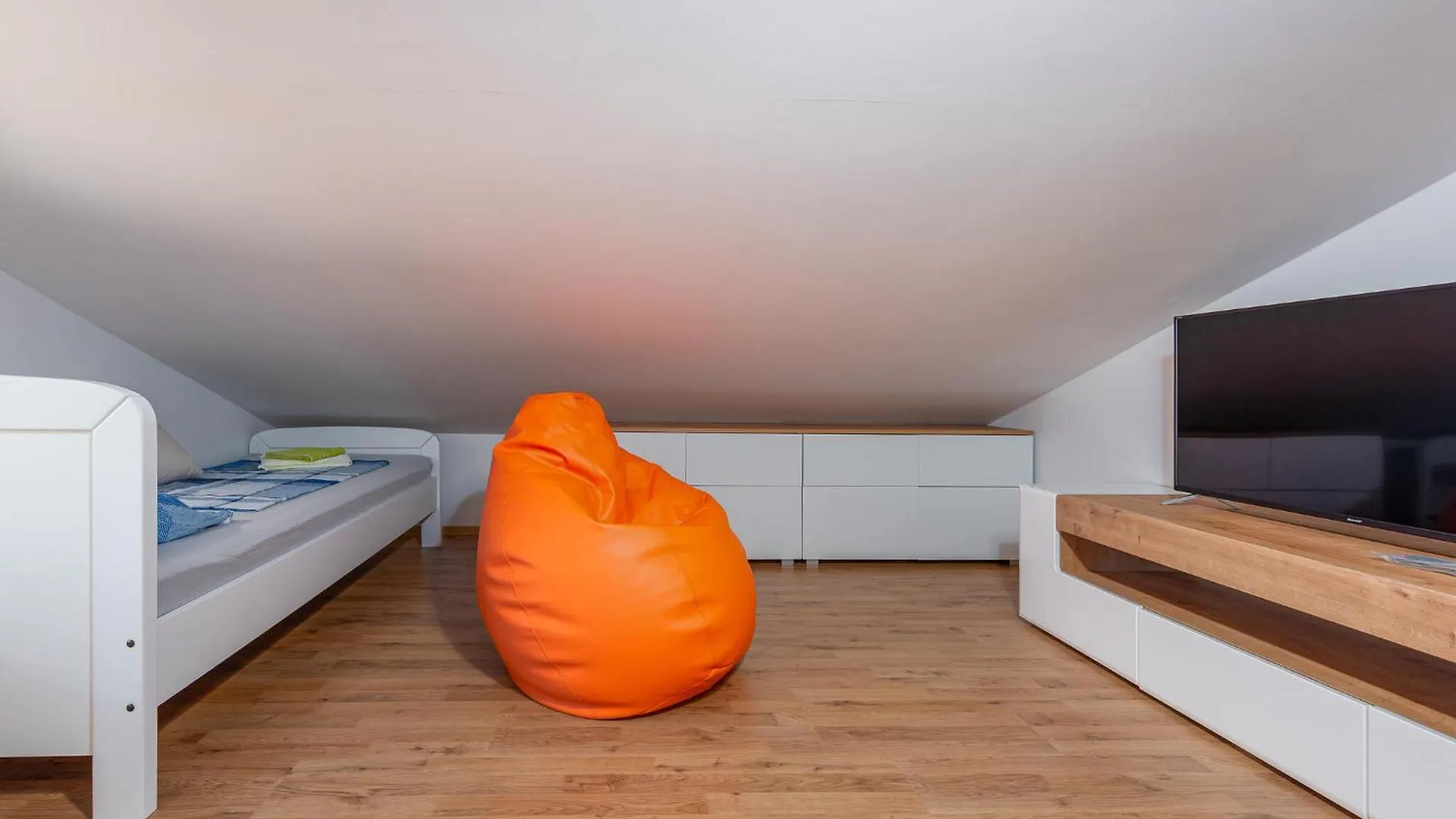 3 Bedroom Lovely Apartment In Mandre