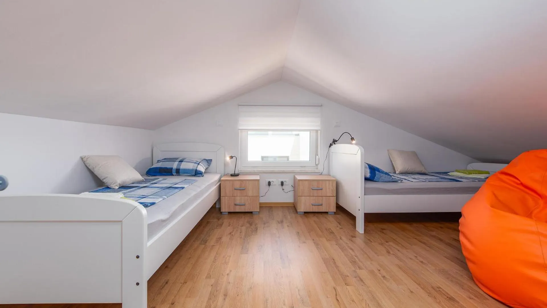 3 Bedroom Lovely Apartment In Mandre Croatia