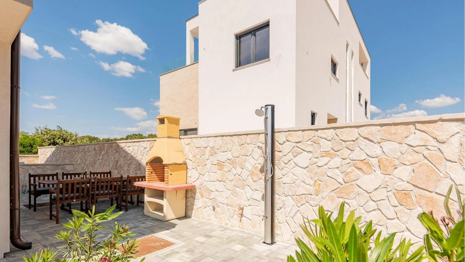 3 Bedroom Lovely Apartment In Mandre