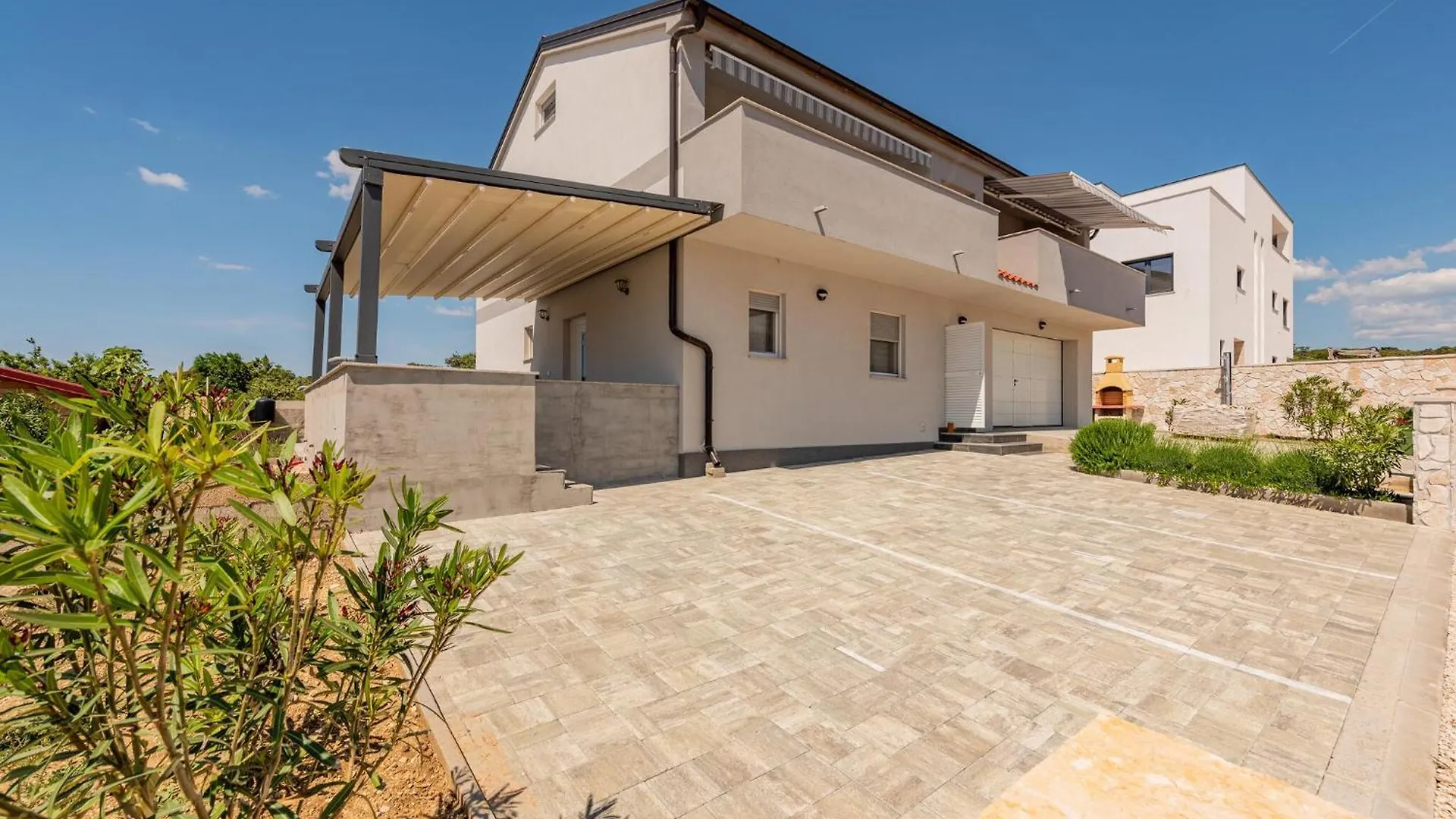 3 Bedroom Lovely Apartment In Mandre 0*,