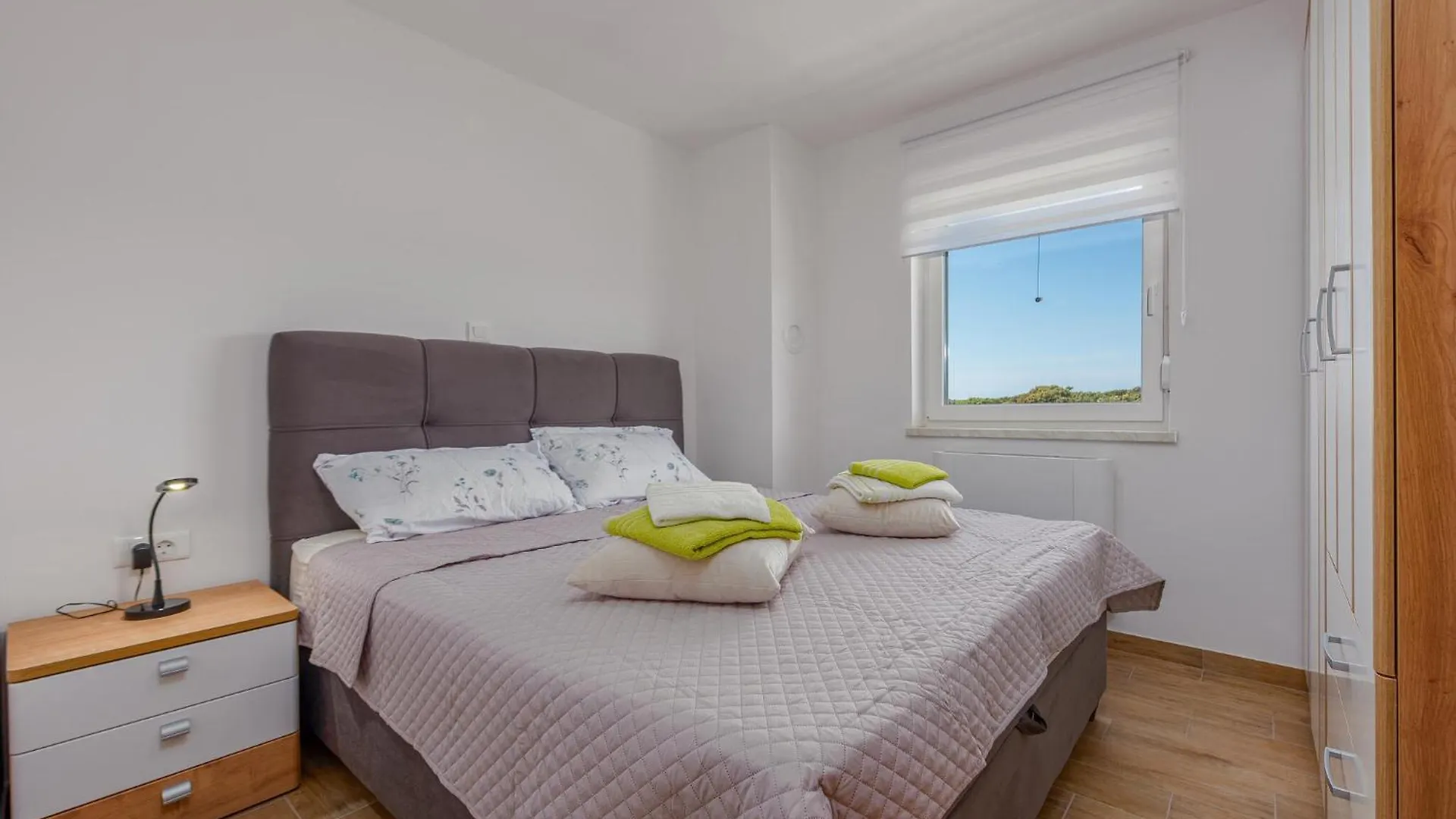 3 Bedroom Lovely Apartment In Mandre