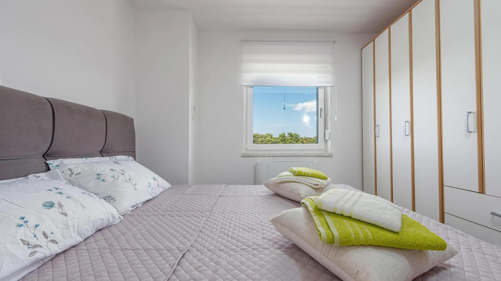 3 Bedroom Lovely Apartment In Mandre