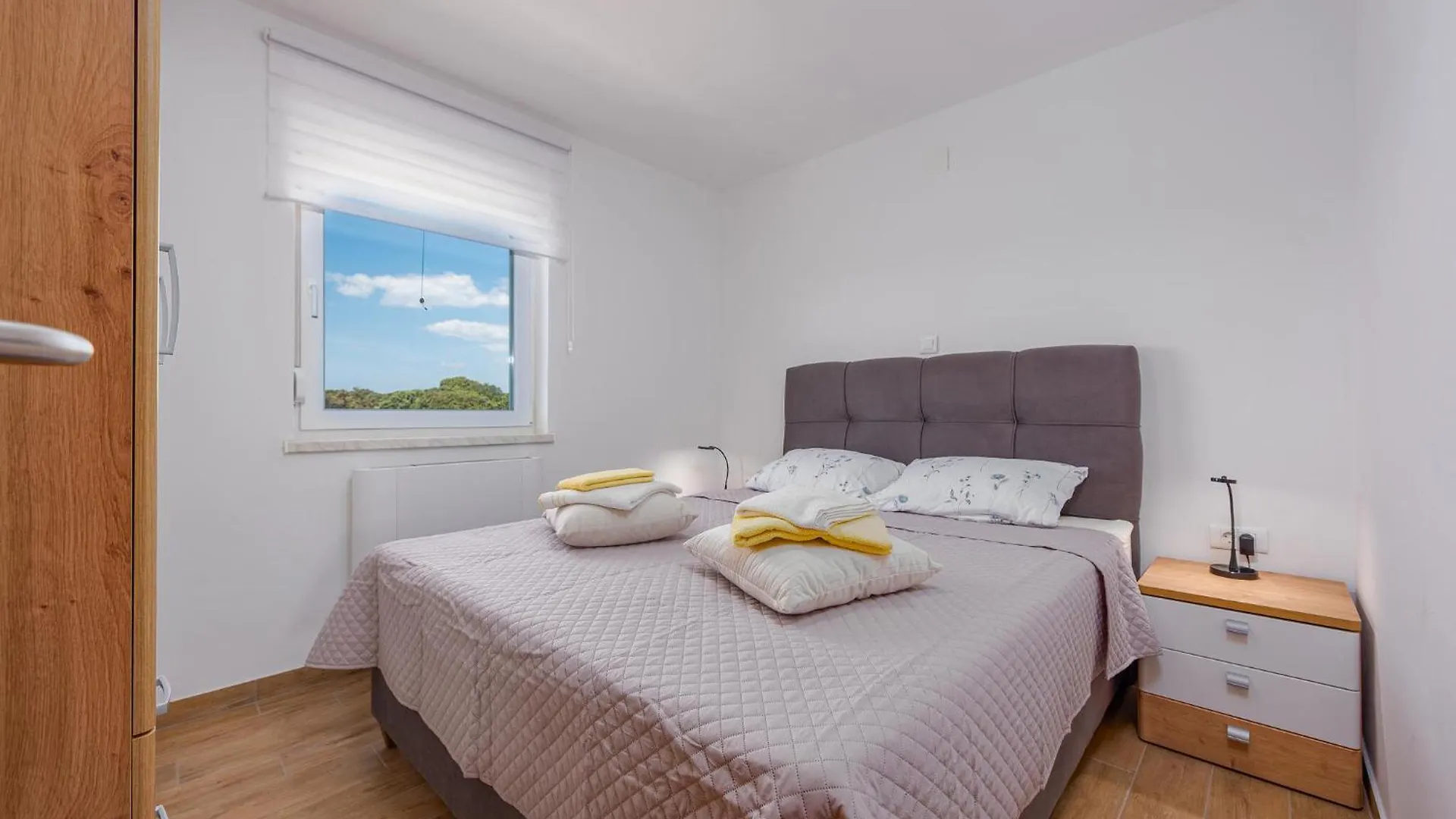 3 Bedroom Lovely Apartment In Mandre