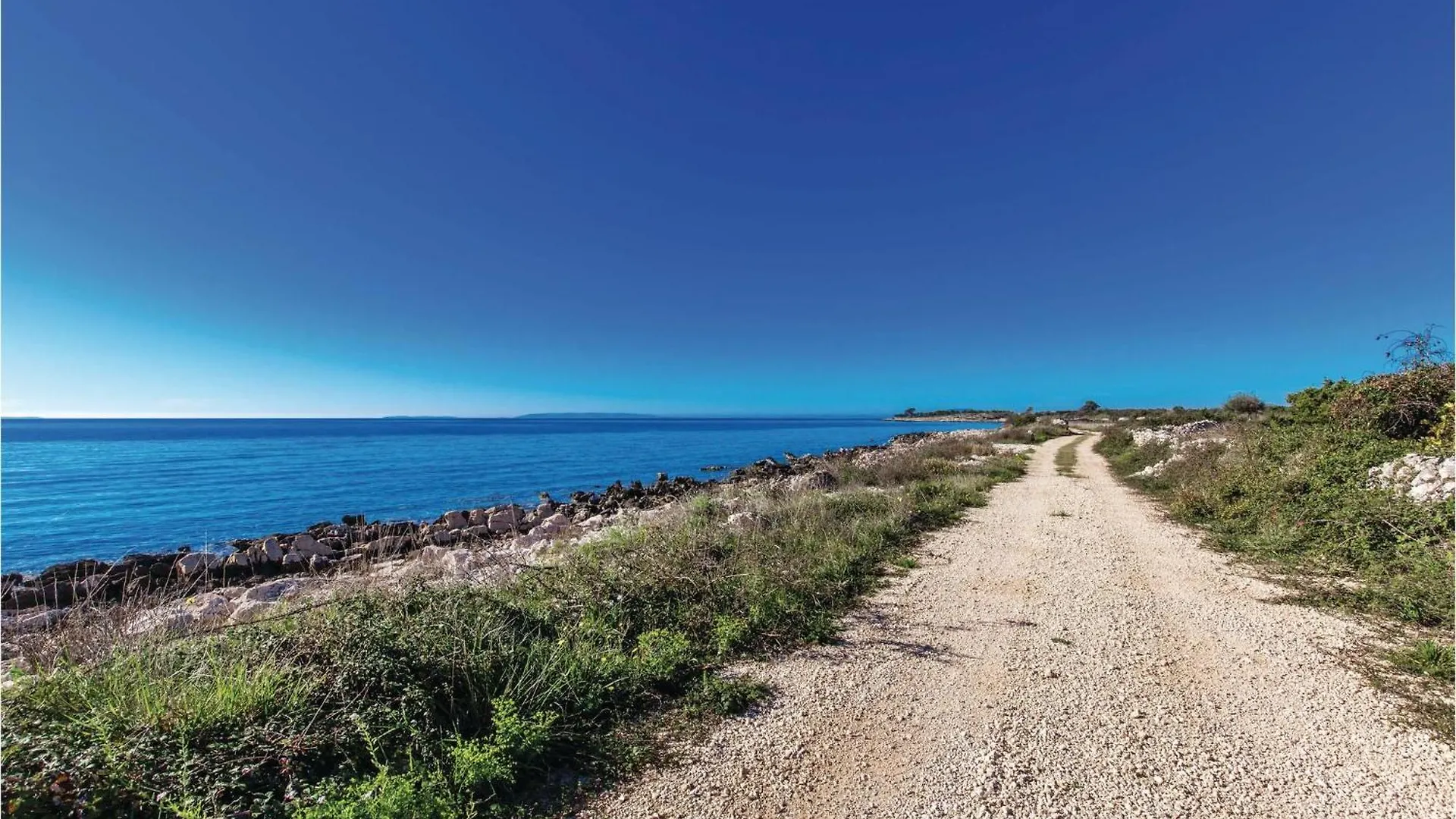 3 Bedroom Lovely Apartment In Mandre Croatia